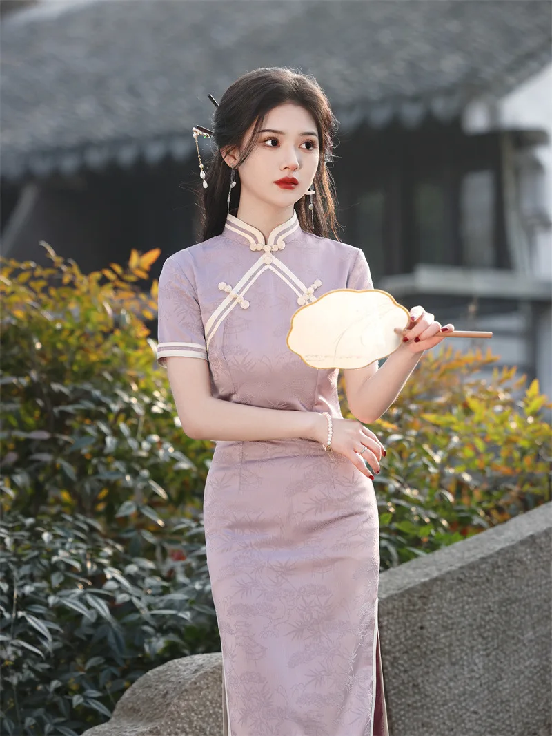 

Ципао из атласной жаккардовой ткани, приталенный Халат средней длины с широкими краями и квадратным передом, с низким разрезом, весна-лето