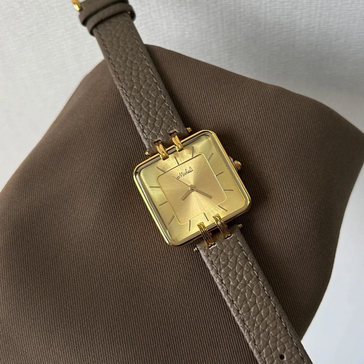 2025 Mode Vrouwen Horloge Grote Vierkante Wijzerplaat Dunne Lederen Band Dames Horloge Elegante Quartz Meisjes Horloges Casual R