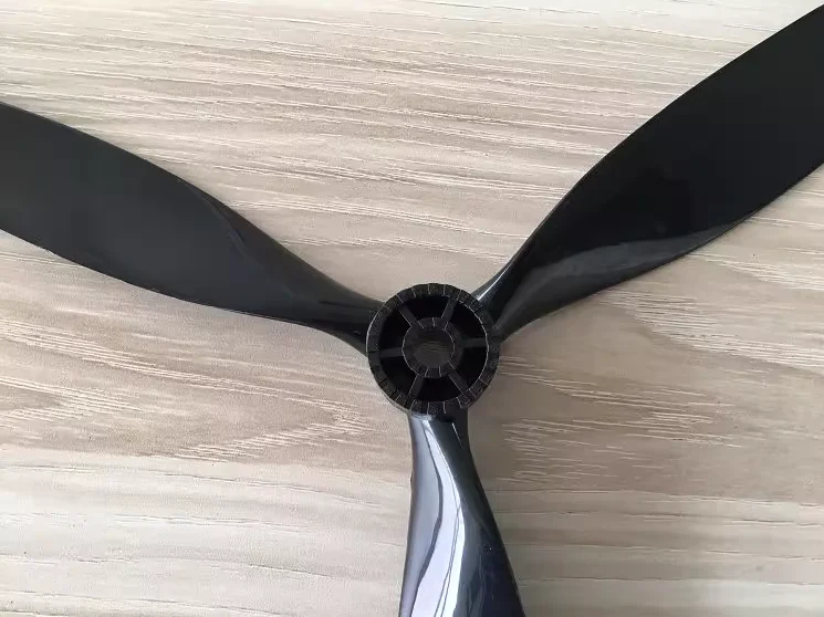 Dünam 13x7x3 (8mm) DYP-1020 propeller FW190 BF109 F4U P47D jaoks