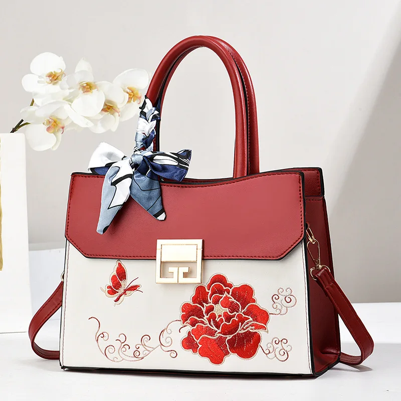 تصميمات جديدة لحقائب نسائية مطرزة لعام 2025، تتميز...