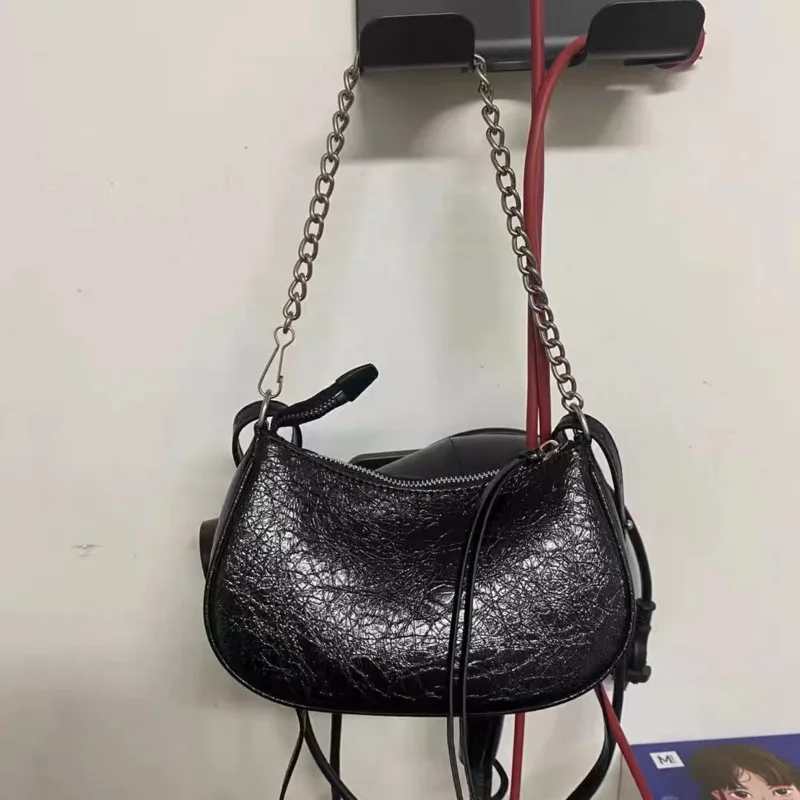 

2024 locomotive bag street rivet mini chain crescent bag female leather underarm bag