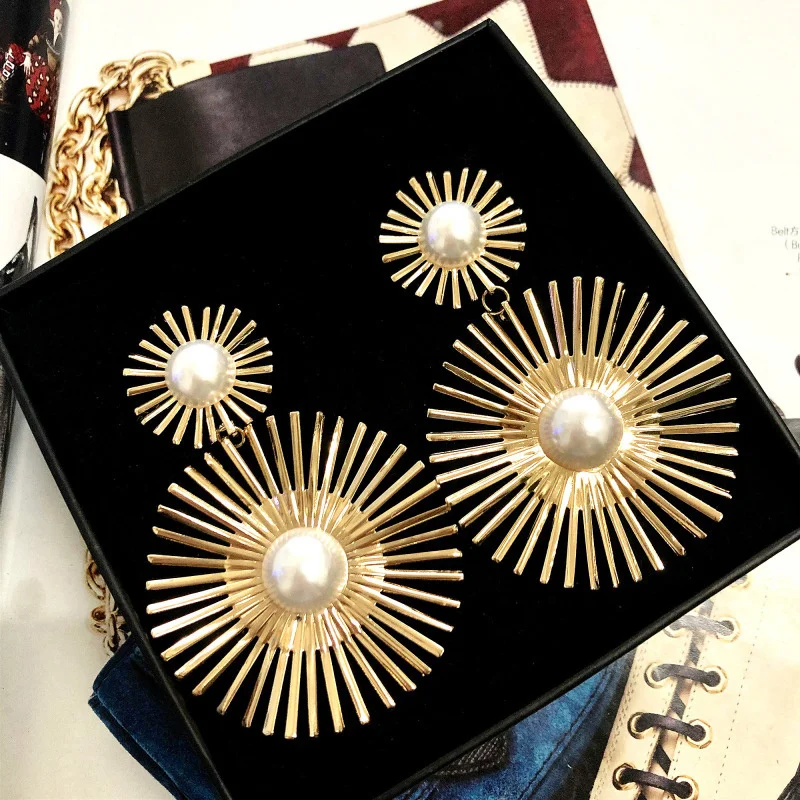 

Popular European And American Fashion Pearl Earrings Round Metal Hollow Flower Catwalk Earrings For Women Jewelry Gifts