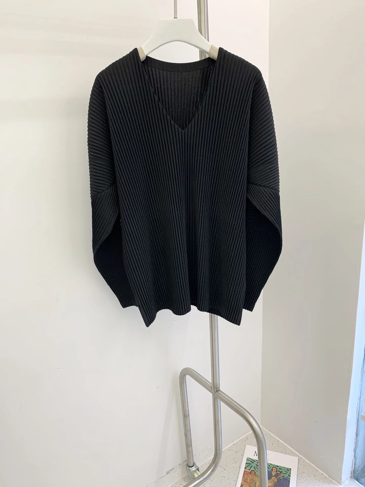 

Solid color V-neck top fabric is soft, comfortable, casual and comfortable, all-match 2023 summer new hot
