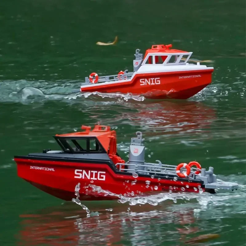 Bateau de sauvetage RC télécommandé Turbojet sans balais en action, soulevant des éclaboussures, étanche et rapide