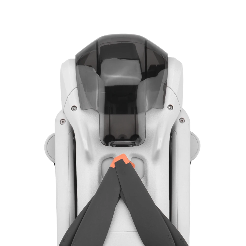 Capuchon anti-poussière pour DJI Mini 3, ajusté parfaitement autour du cardan et de l'objectif du drone.