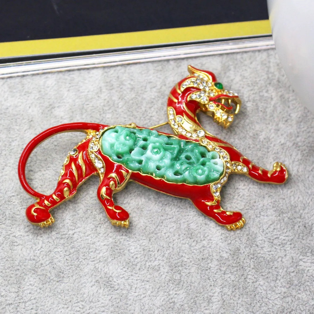 Vintage animal commuting brooch in Europe and America