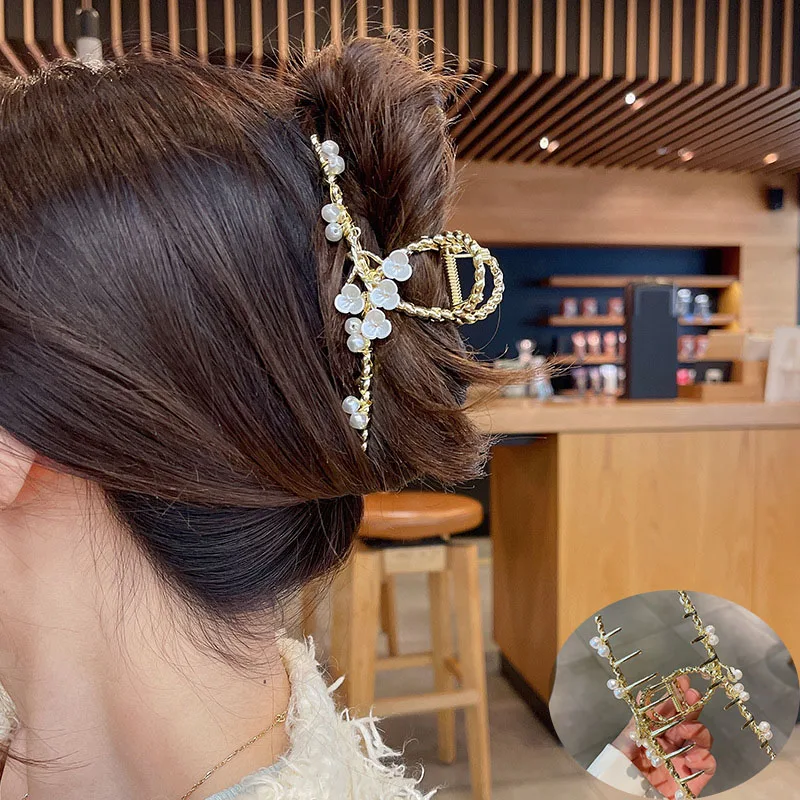 new high-end flower large grab clip temperament elegant hairpin Ponytail Claw Clip shark clip WOMAN HAIR CLIP Hair Jewelry tiara fashionmodel show exhibitor 6 options pu white leather jewelry display woman necklaces pendants mannequin jewelrystand organizer