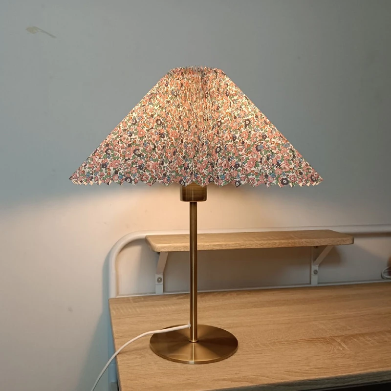 

Скандинавская плиссированная Настольная лампа с зонтиком для спальни, прикроватная винтажная Корейская плиссированная ткань, настольные лампы, декор для гостиной, светодиодный светильник