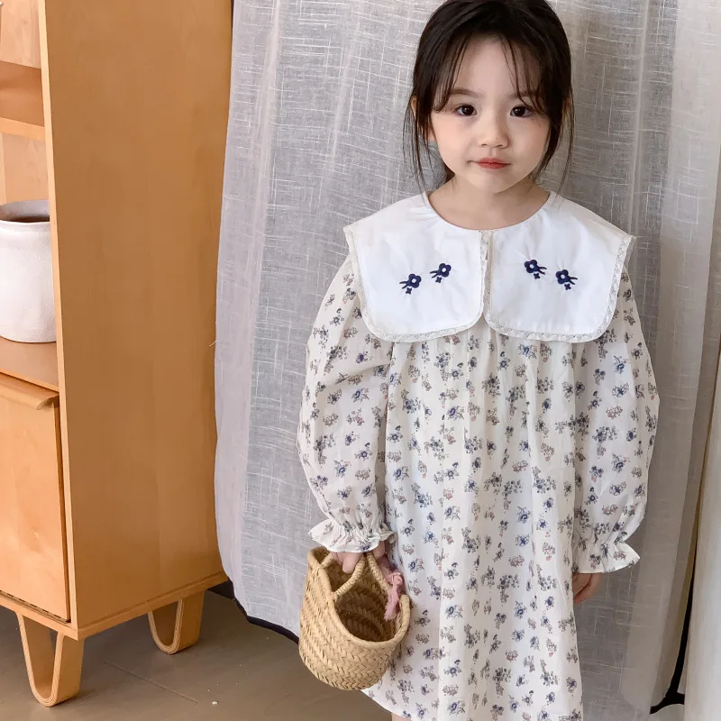 

Платье с цветочной вышивкой, с длинным рукавом