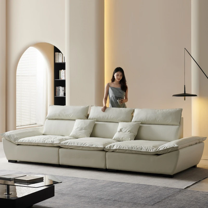 

The living room with silicone leather backrest is luxurious and ultra-deep, sitting on a large sailing sofa.