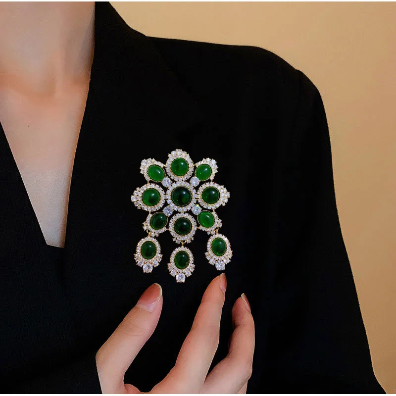 

New Fashion Light Luxury Zircon Inlaid Brooch Palace Style Emerald High-end Aatmospheric Pin Women's Coat Corsage Accessories