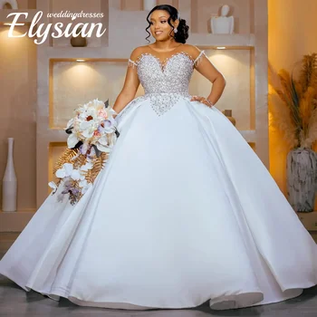 Abiti da sposa personalizzati per la sposa con strascico staccabile, modello a sirena, scollo trasparente, maniche corte, decorati con perline.