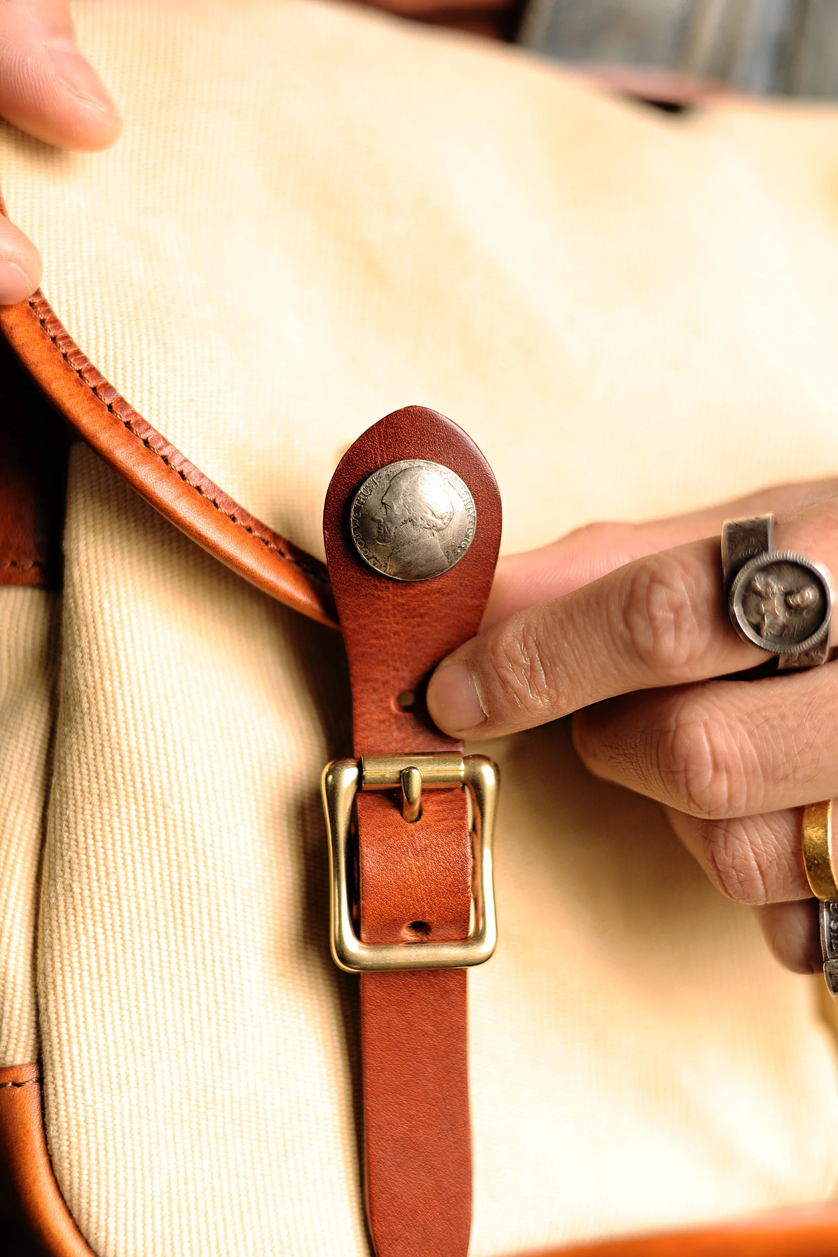 PNDME Vintage handgemachte hochwertige Leinwand erste Schicht Leder Herren Umhängetasche Outdoor-Reisen Luxus Tabletten Umhängetasche – Detail 18