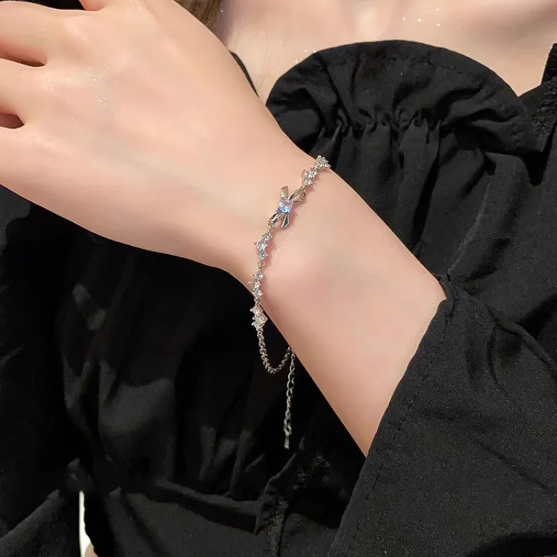 

Женское ювелирное изделие из серебра 925 пробы с фианитами