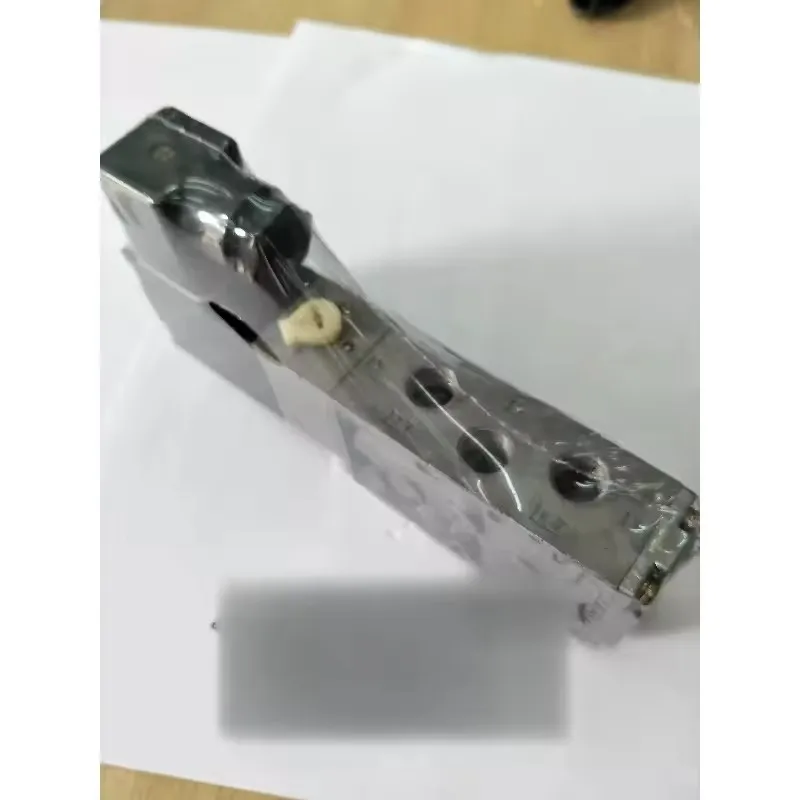 부품은 현장 공급에 적합합니다. CKD 솔레노이드 밸브 4F210-08, 전압 AC110v, AC220V, DC24V