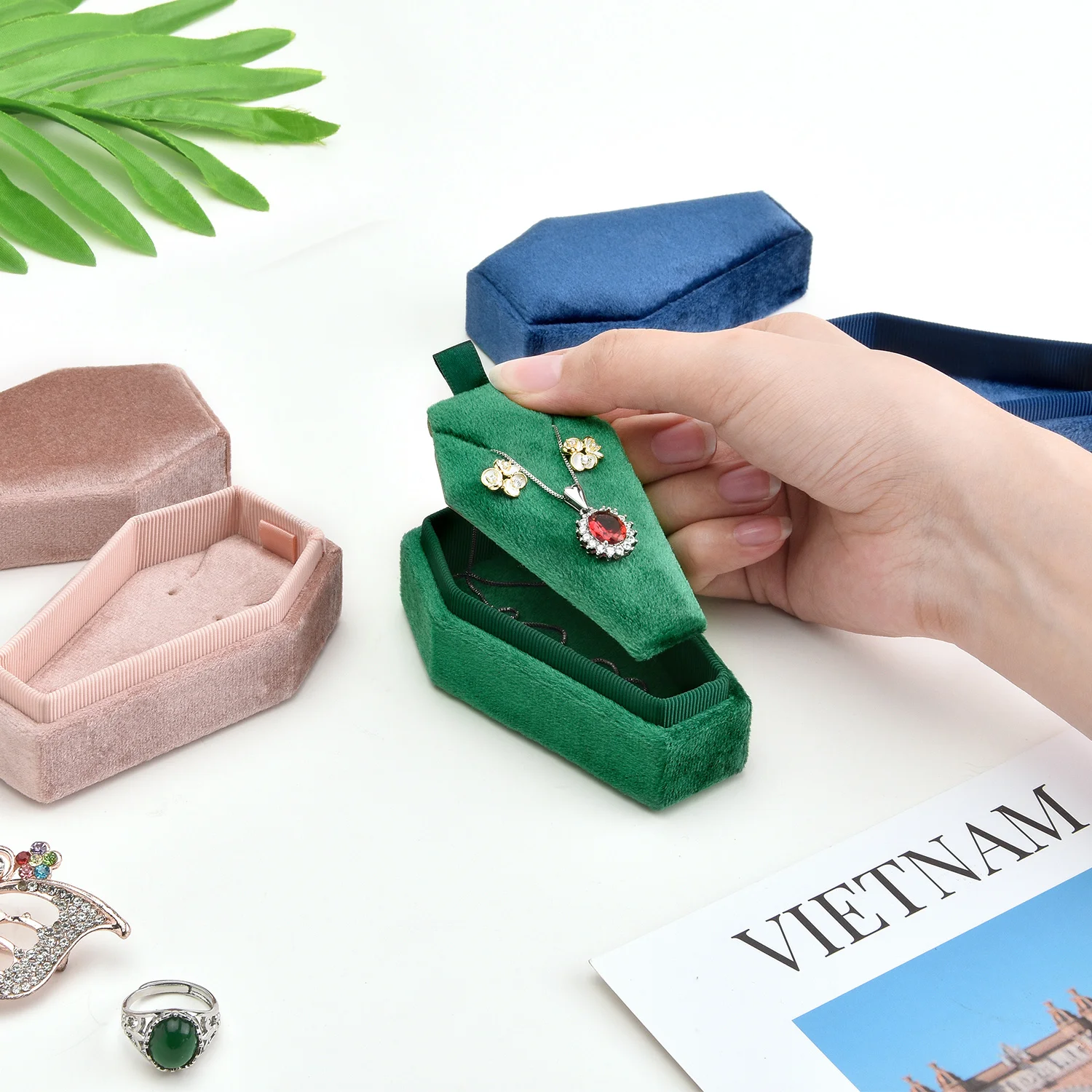 Velvet Gothic Coffin Jewelry Box Mini Portable Travel Necklace Storage Organizer Personalized Gift Free Custom Logo Plush Box