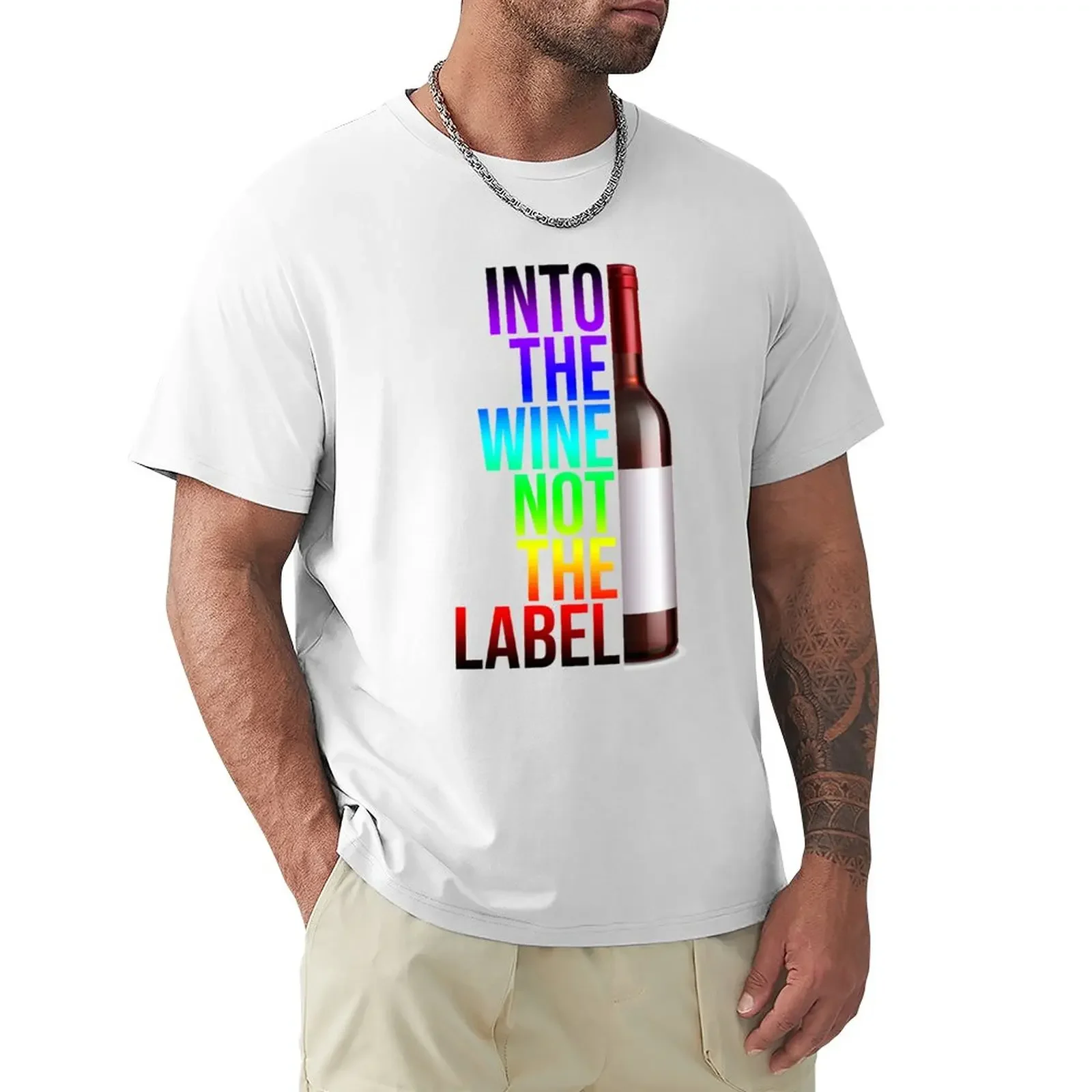 

Мужская футболка с надписью во время надписи «To the wine not the label pride»
