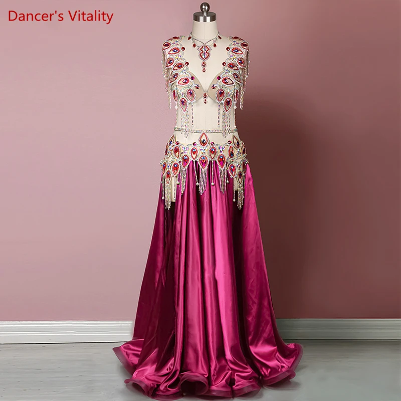 

Костюм для танцев живота для женщин старшего AB Бюстгальтер, декорированный камнями + Атлас длинная юбка; Комплект из 2 предметов; Восточный сценический костюм женский заказной наряд