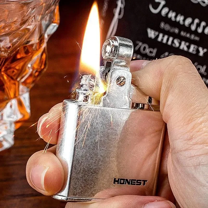 

Advanced kerosene lighter, old-fashioned vintage copper cigarette lighter, men's cigarette texture, men's gift tools