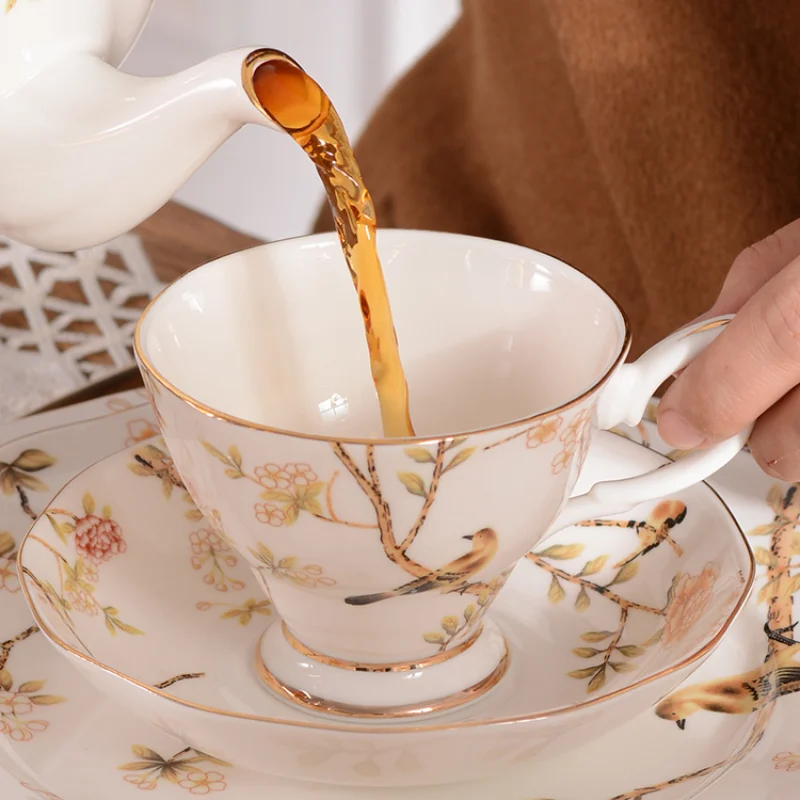 Coffret tasse avec infuseur à thé en porcelaine motifs dorés