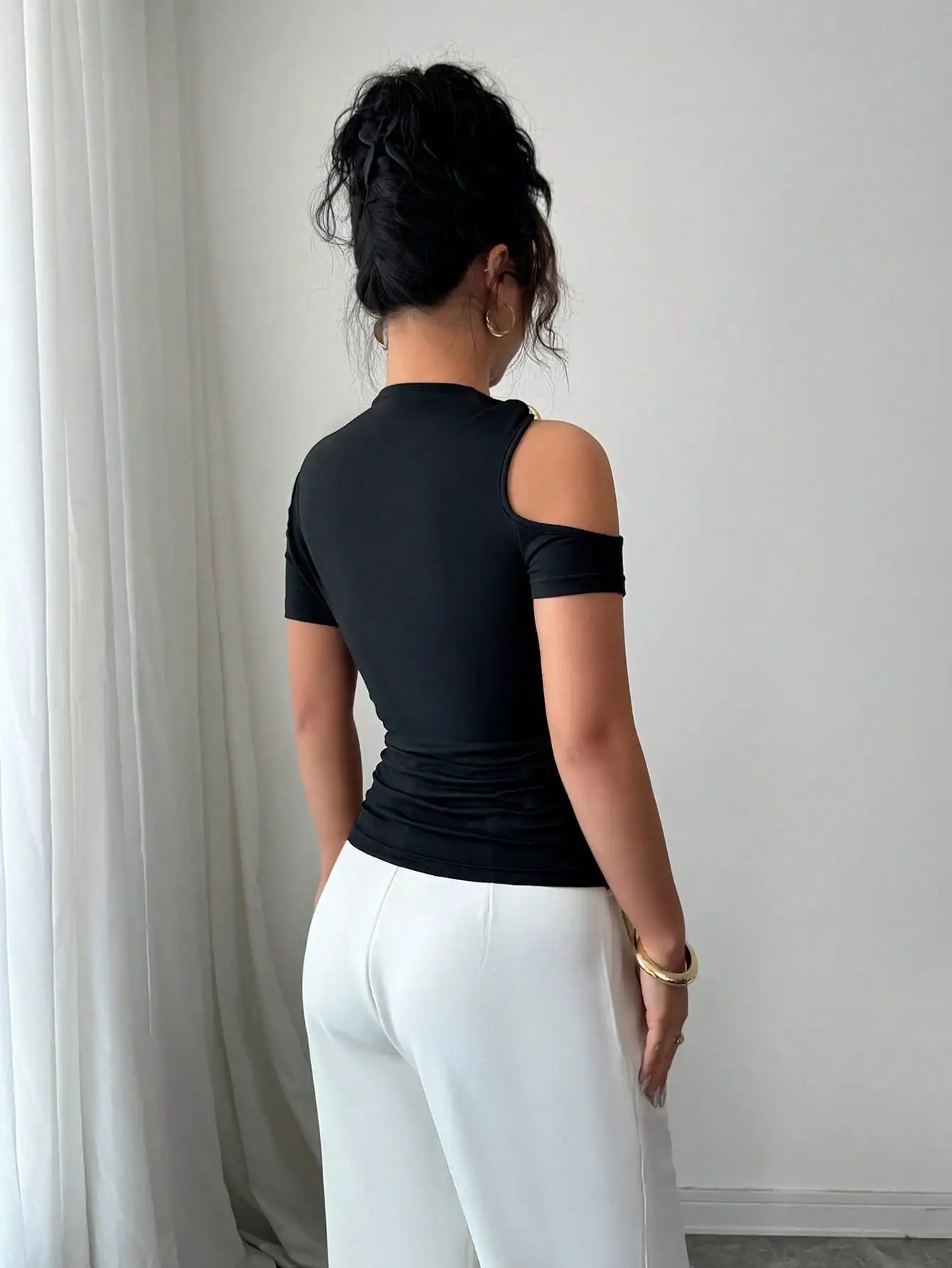 Nova camiseta feminina moderna, elegante e versátil com ombros de fora 2