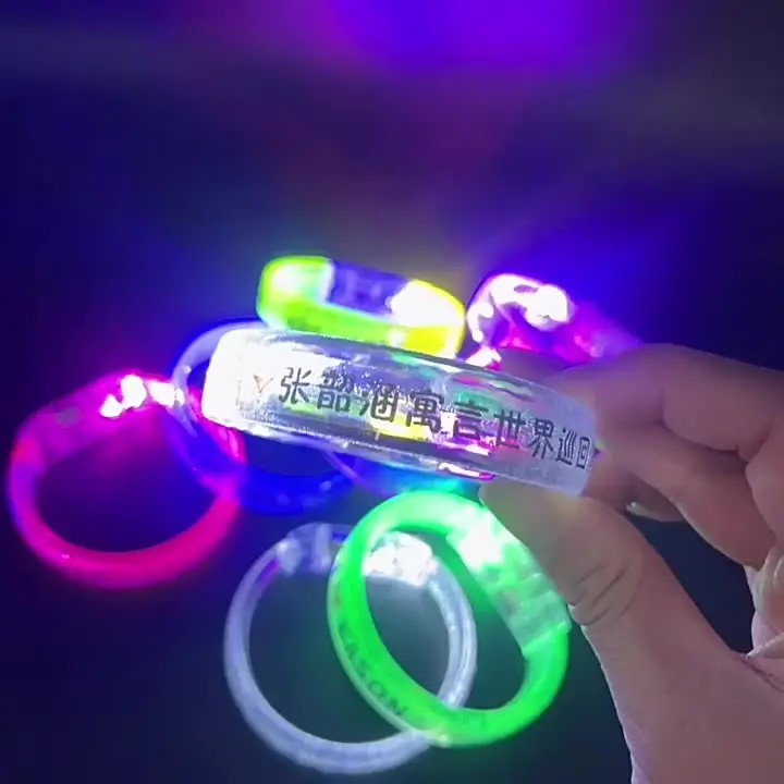 Assortimento di 4 braccialetti Luminosi per il compleanno del tuo
