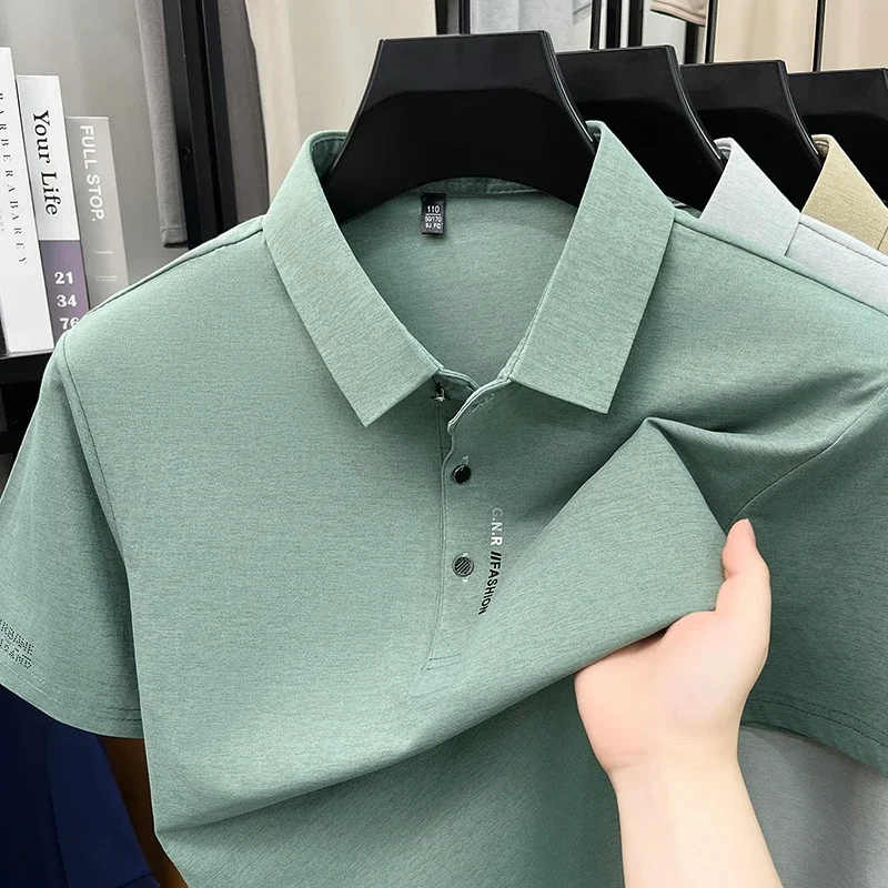 Polo da uomo in maglia melange opaca premium con colletto a tre bottoni, maniche con grafica a lettere, elastico e antipiega, ideale per il tempo libero. - immagine 4