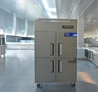 Réfrigérateur congélateur vertical vertical commercial à quatre portes de grande capacité en acier inoxydable pour la cuisine 4