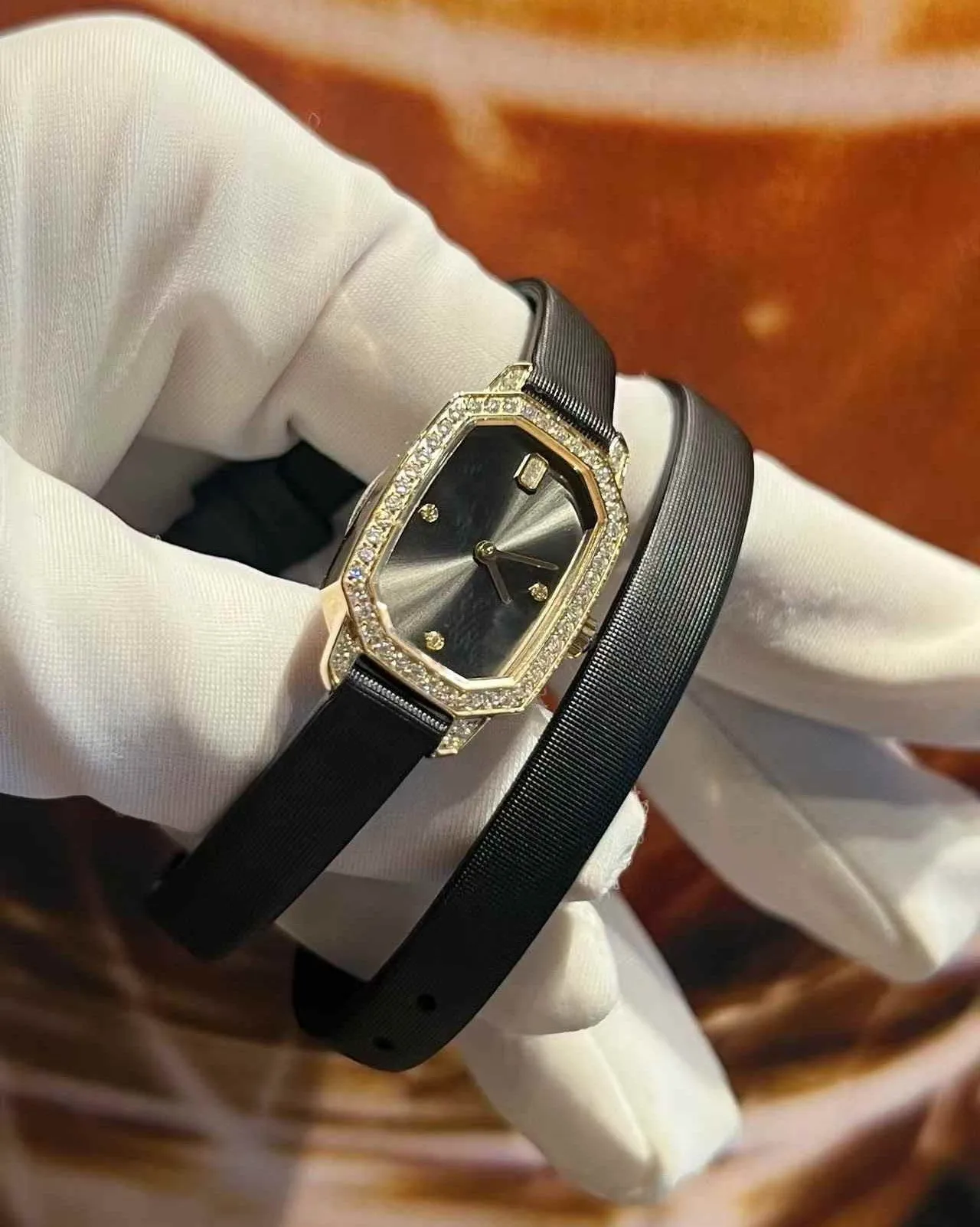 ساعة نسائية مربعة بسوار ملون – تصميم أنيق مرصع