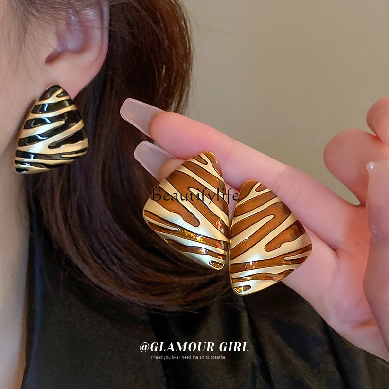 

Real Gold Plating Pattern Personality Triangle Two-Tone Dripping Stud Earrings European and American Metallic Middle-Ancient