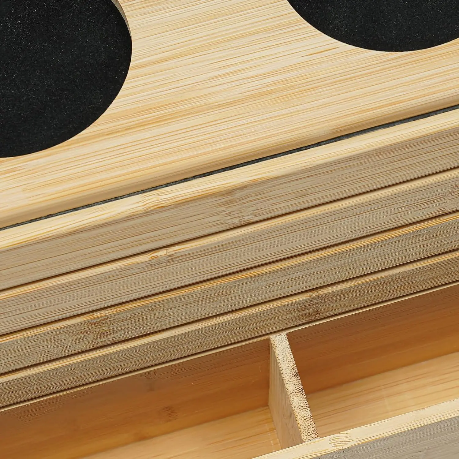 Bambus-Sofatablett für Armlehnen, Rutschfeste Basis & Platzsparend, mit 2 Getränkehaltern, für Stühle und Sofas, Holzfarben – Detail 9