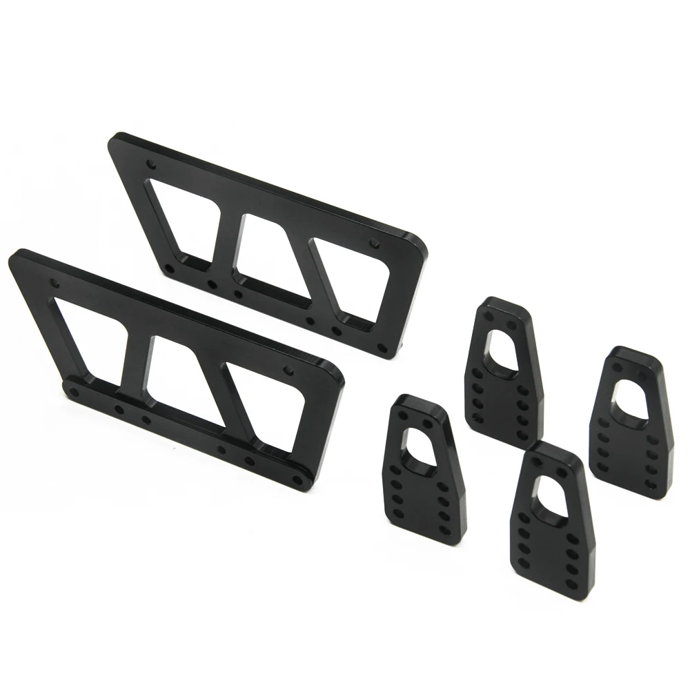 Installation terminée du kit de plaque de levage de châssis pour voiture RC 1/10 Axial SCX10 90047, vue latérale.