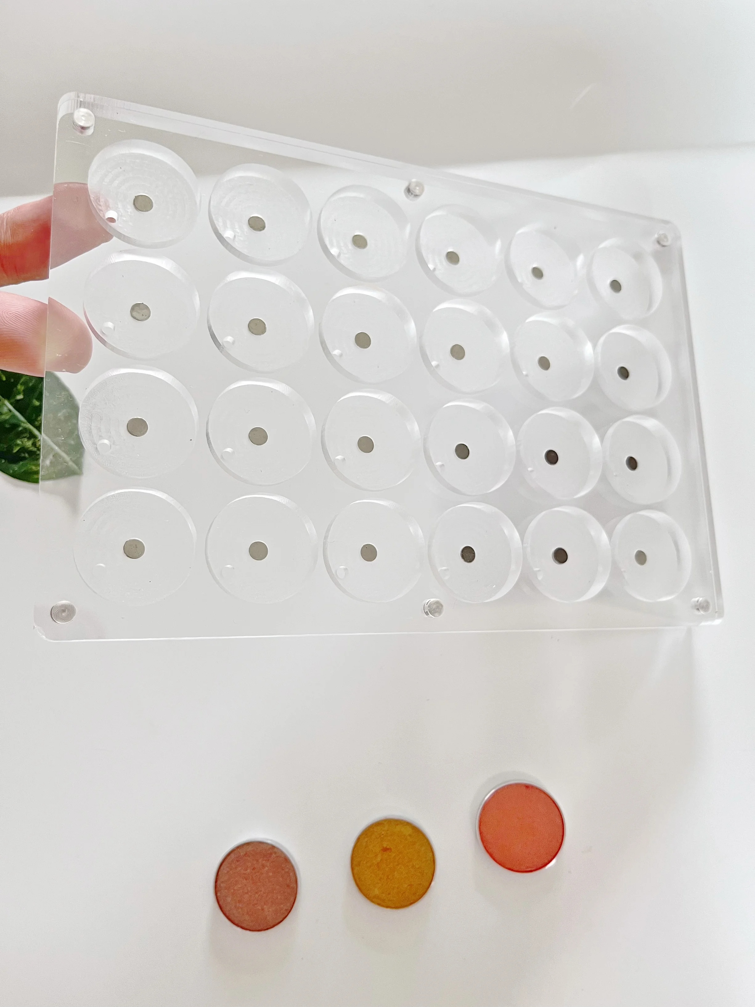 New EMPTY Magnetic Eyeshadow Palette DIY Acrylic All Transparent Elegant Eye Shadow Makeup Palette 26mm*24 holes 5