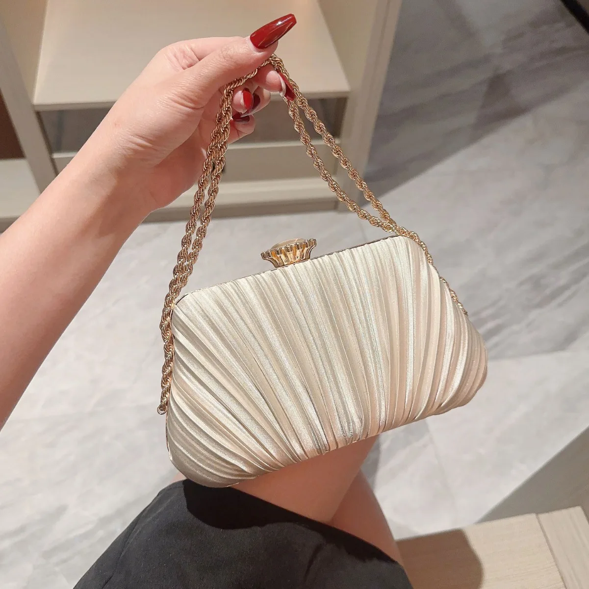 

Ruched Women's Evening Clutch Purses Satin Elegant Pleated Evening Bag Bridal Wedding Handbags Chains Champagne Minaudiere