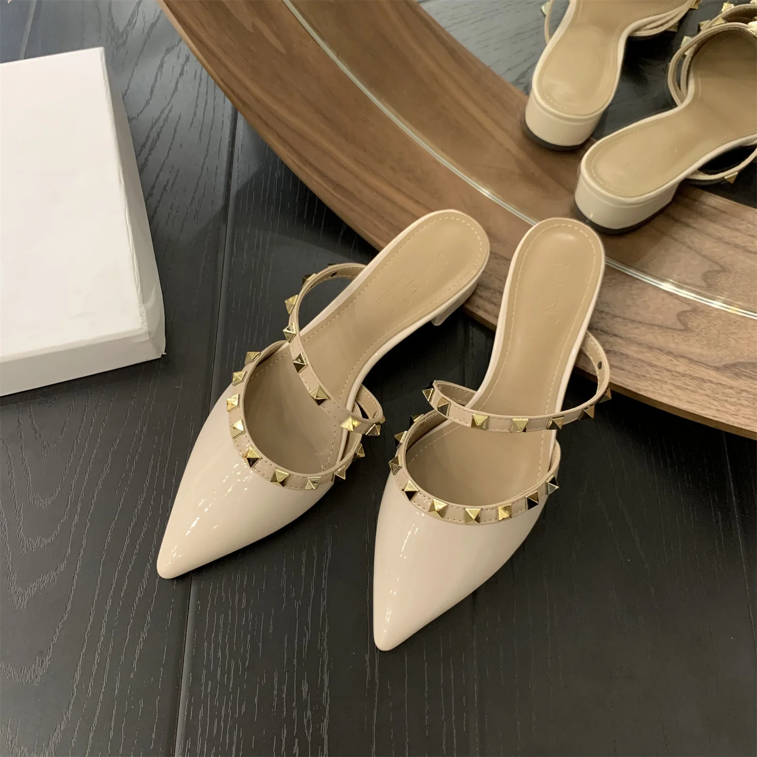 

Женские тапочки с закрытым носком; Блестящие босоножки из лакированной кожи без застежки с заклепками на среднем каблуке; Тапочки мюли босоножки с острым носком; Zapatos Mujer