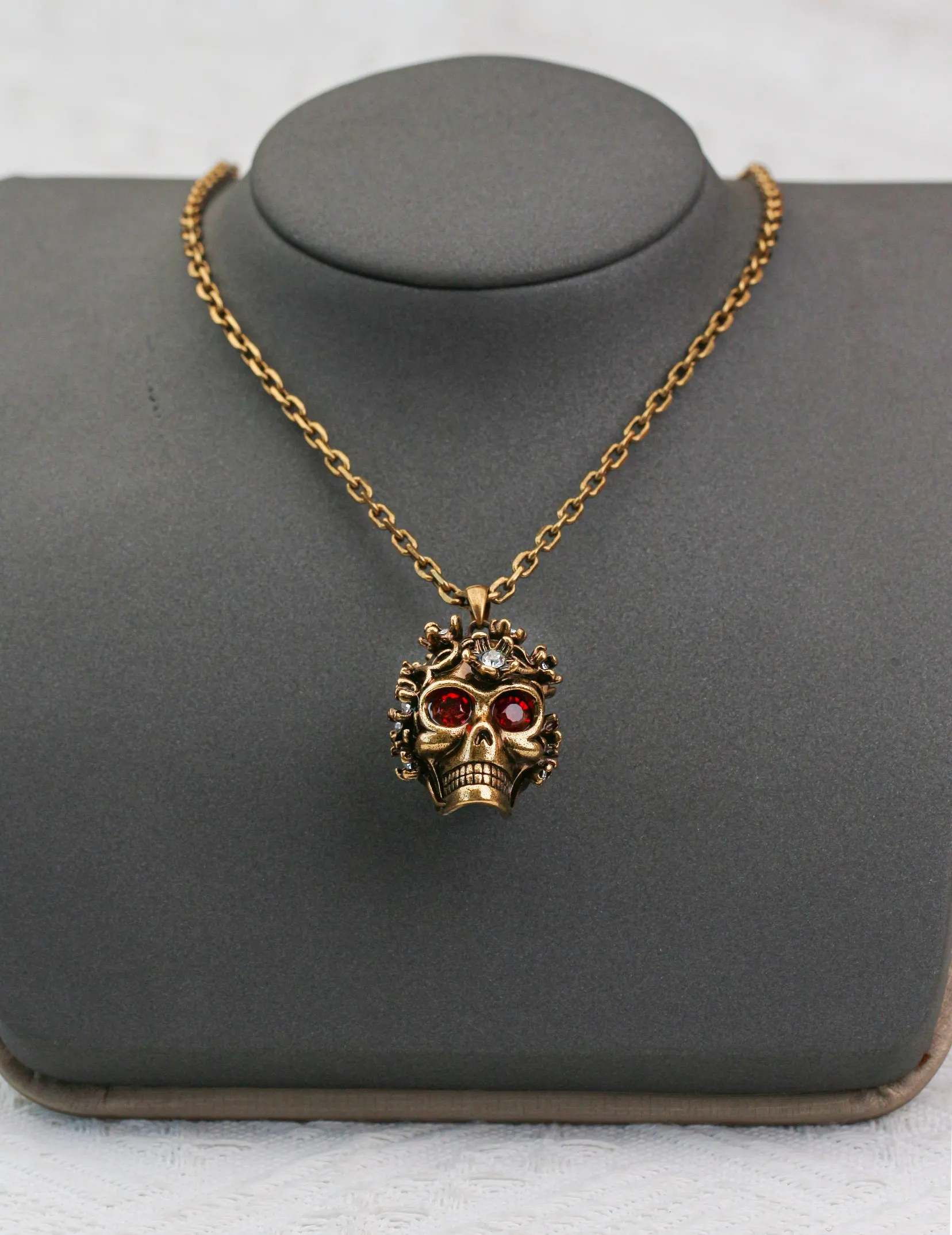 

Vintage Skull Pendant Fashion Halloween Necklace