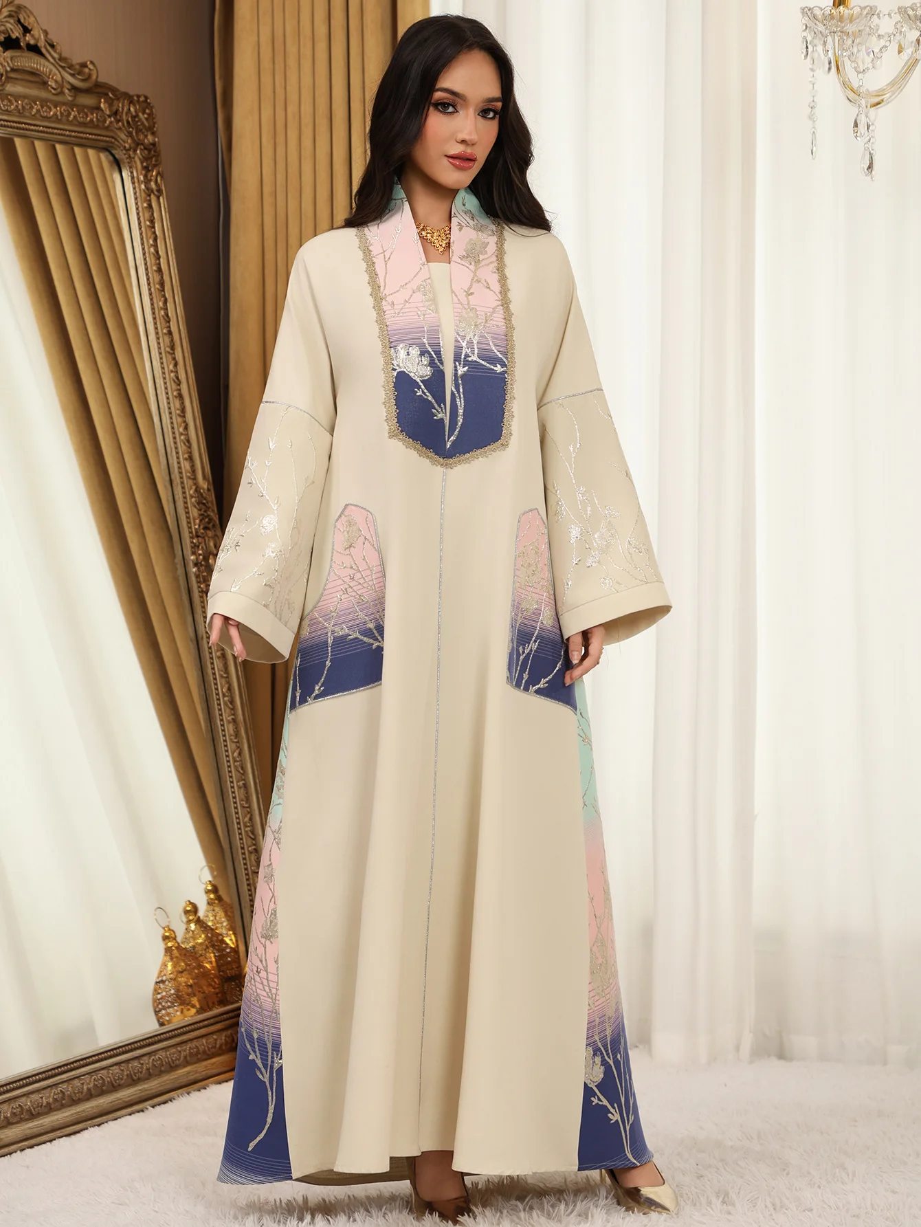 جلابية طويلة بتفاصيل لونية ناعمة وأكمام واسعة