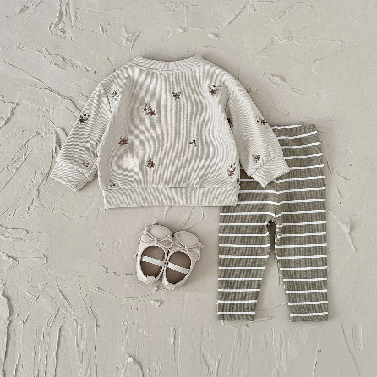 2-teiliges Set für Mädchen im Alter von 0 bis 3 Jahren, bequemer, süßer, niedlicher Pullover mit Blumenstickerei und O-Ausschnitt + gestreifte Hose – Detail 3