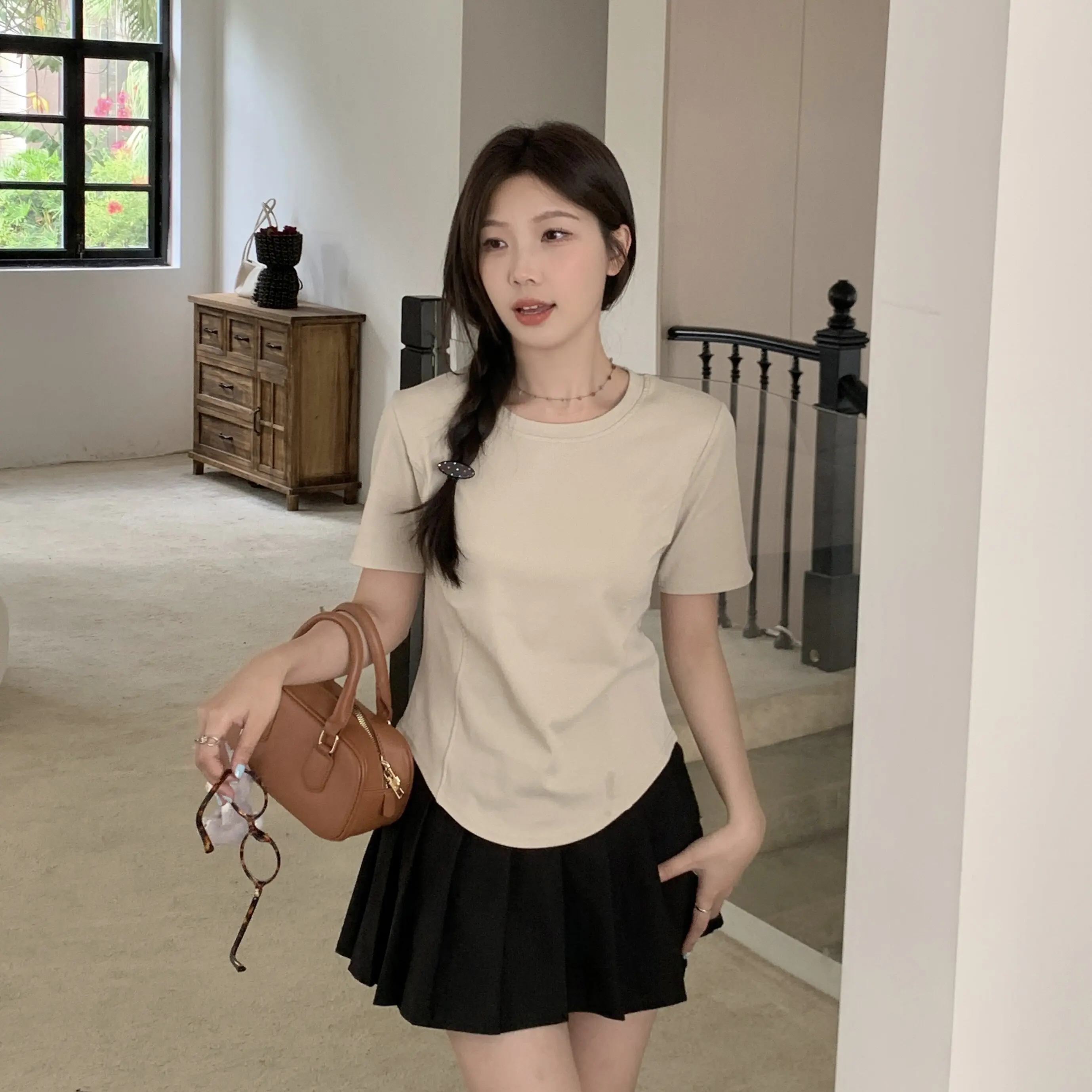 Light khaki [round neckline]