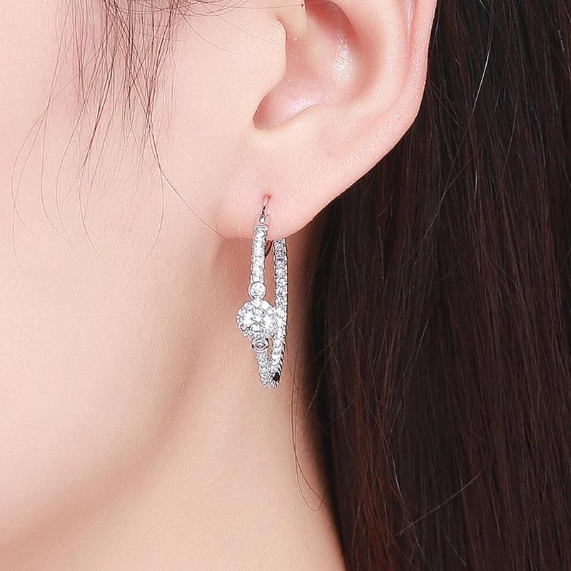 Orecchini a bottone in argento sterling con contorno circolare in zirconia cubica - Italia
