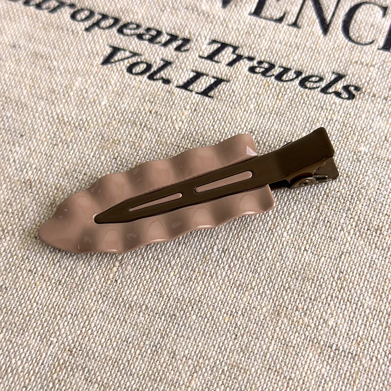 Elegante metallische braune Pony-Haarspange für Frauen, seitlich geschwungener Pony-Clip, gewellte glatte Haarspange, Flyaway Hair Tamer-Haar-Accessoire – Detail 9