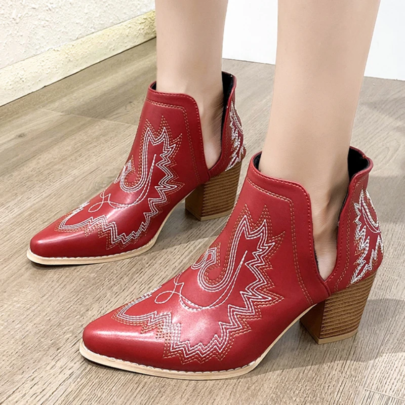 2023 Fashion Shoes for Women Sleeve Women's Boots Autumn Pointed Toe Embroidery Solid Short Barrel Chunky Heels Naked Boots