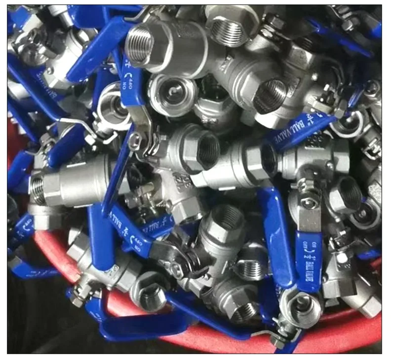 Valvola in acciaio inox mostrata da più angolazioni