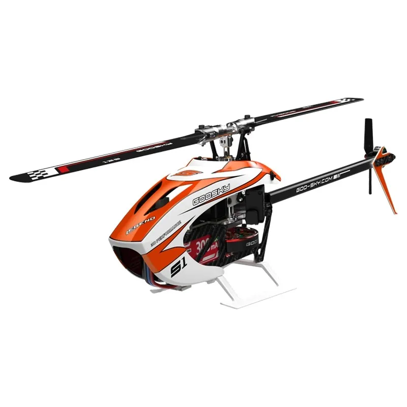 Hélicoptère RC RTF et BNF 2B en action, volant dans un parc dégagé sous un ciel bleu.