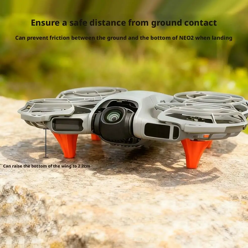 Housse de protection pour drone DJI noire fermée, posée à côté d'un drone.