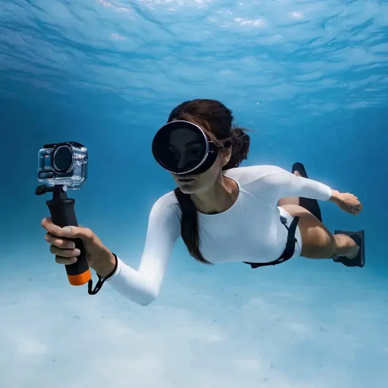 Étui étanche DJI Osmo Action 6 avec kit accessoires plongée, ouvert avec la caméra insérée et les câbles de fixation.