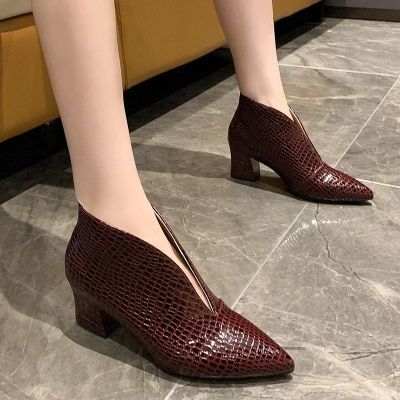 

European and American pointed patent leather short boots for women's spring/summer/autumn 2024 snake skin pattern shoes