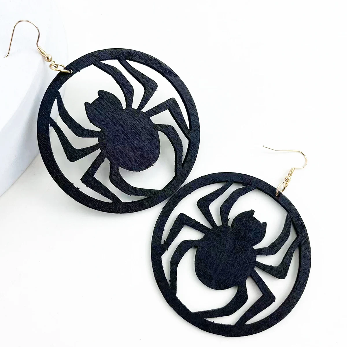 Серьги в виде черного паука на Хэллоуин