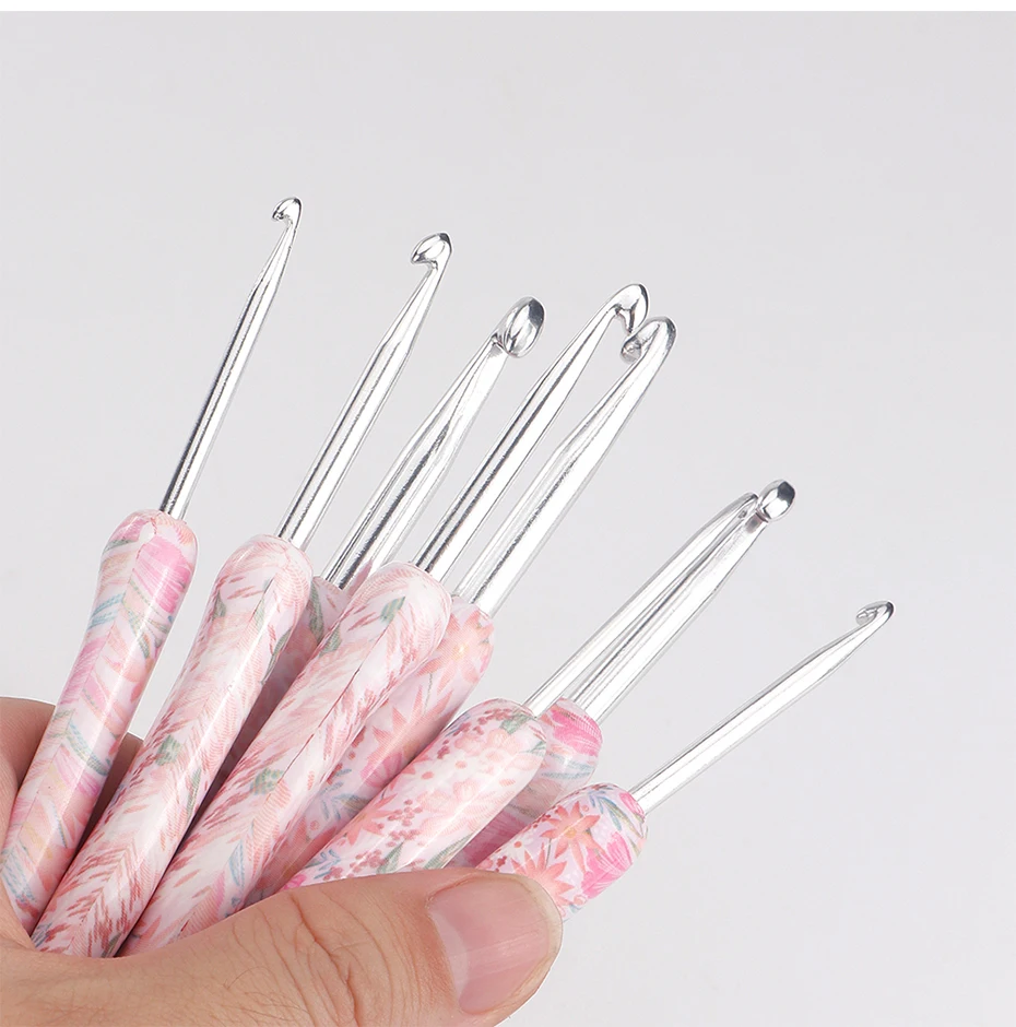 8 Size Crochet Hooks Set, MultiColor, 2(B)-6mm(J) Ergonomic Crochet Hooks with Case for Arthritic Hands, Crochet Lovers Gift