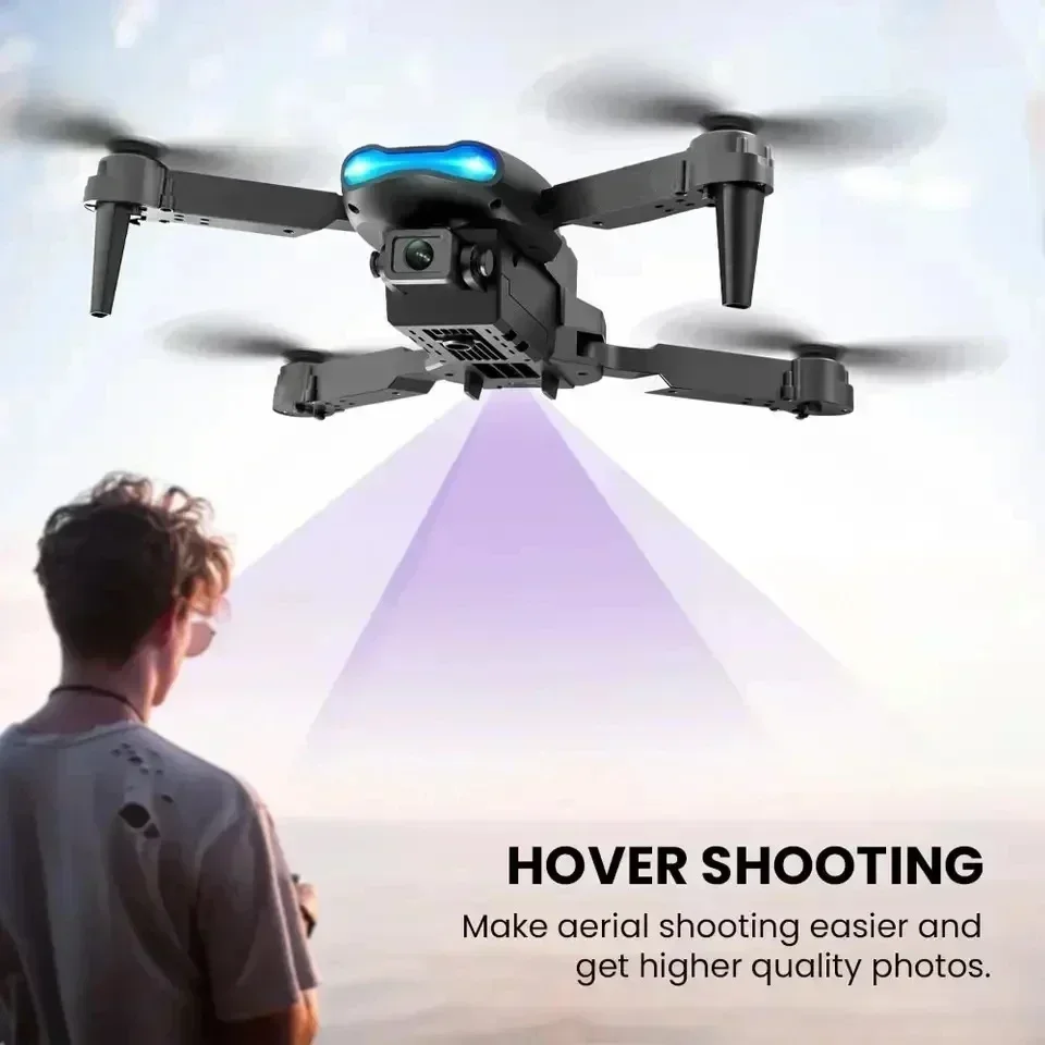 Enfant pilotant le drone E99 Pro 4K avec une télécommande, souriant, dans un jardin ensoleillé.
